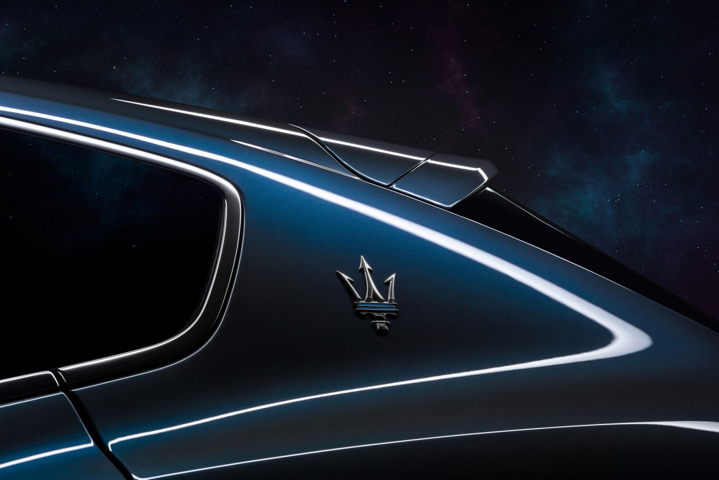 Logo de Maserati sobre el SUV Levante Hybrid