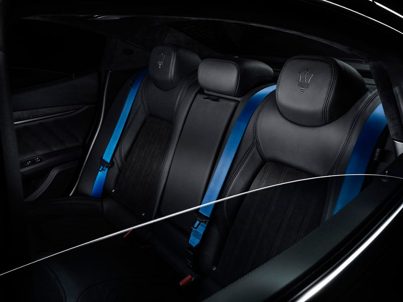 Schwarze Rücksitze mit blauen Gurten von Ghibli Fragment