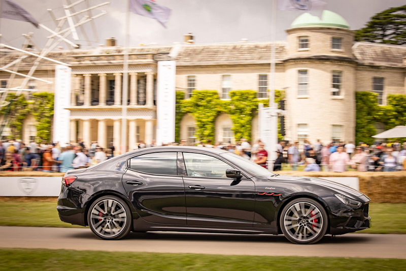 Vista laterale di Maserati Ghibli Trofeo nero al Goodwood Festival of Speed 2021
