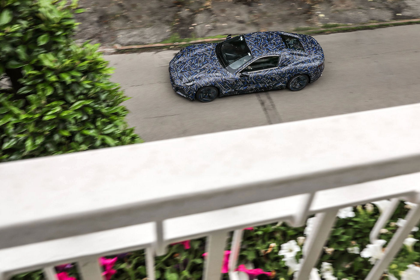 Prototipo de Maserati GranTurismo visto desde un balcón
