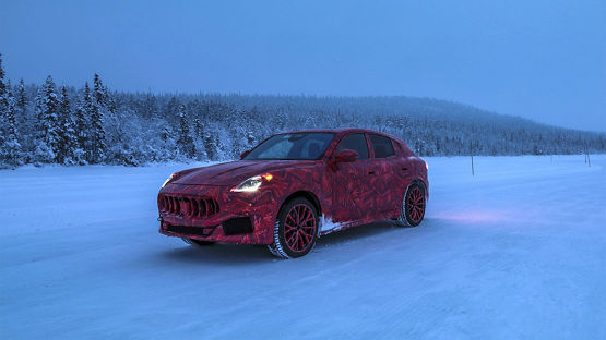 SUV Maserati Grecale de nuit roulant dans la neige