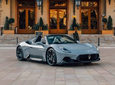 The Maserati MC20 Cielo spyder displayed in front of a prestigious property