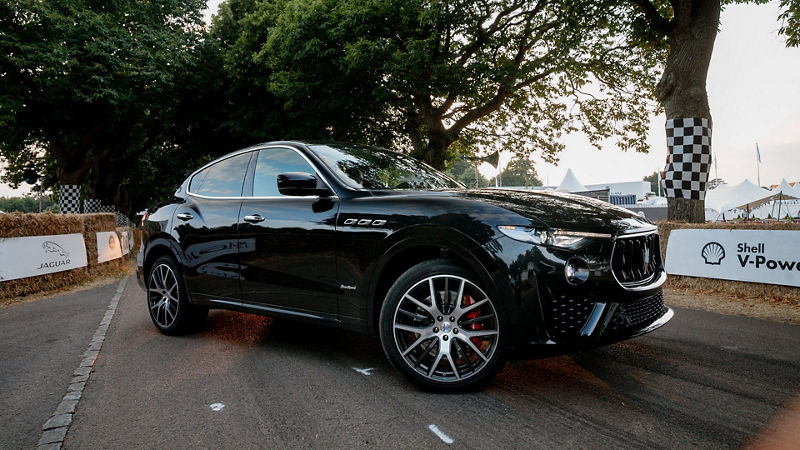 Maserati Levante nera sull'asfalto