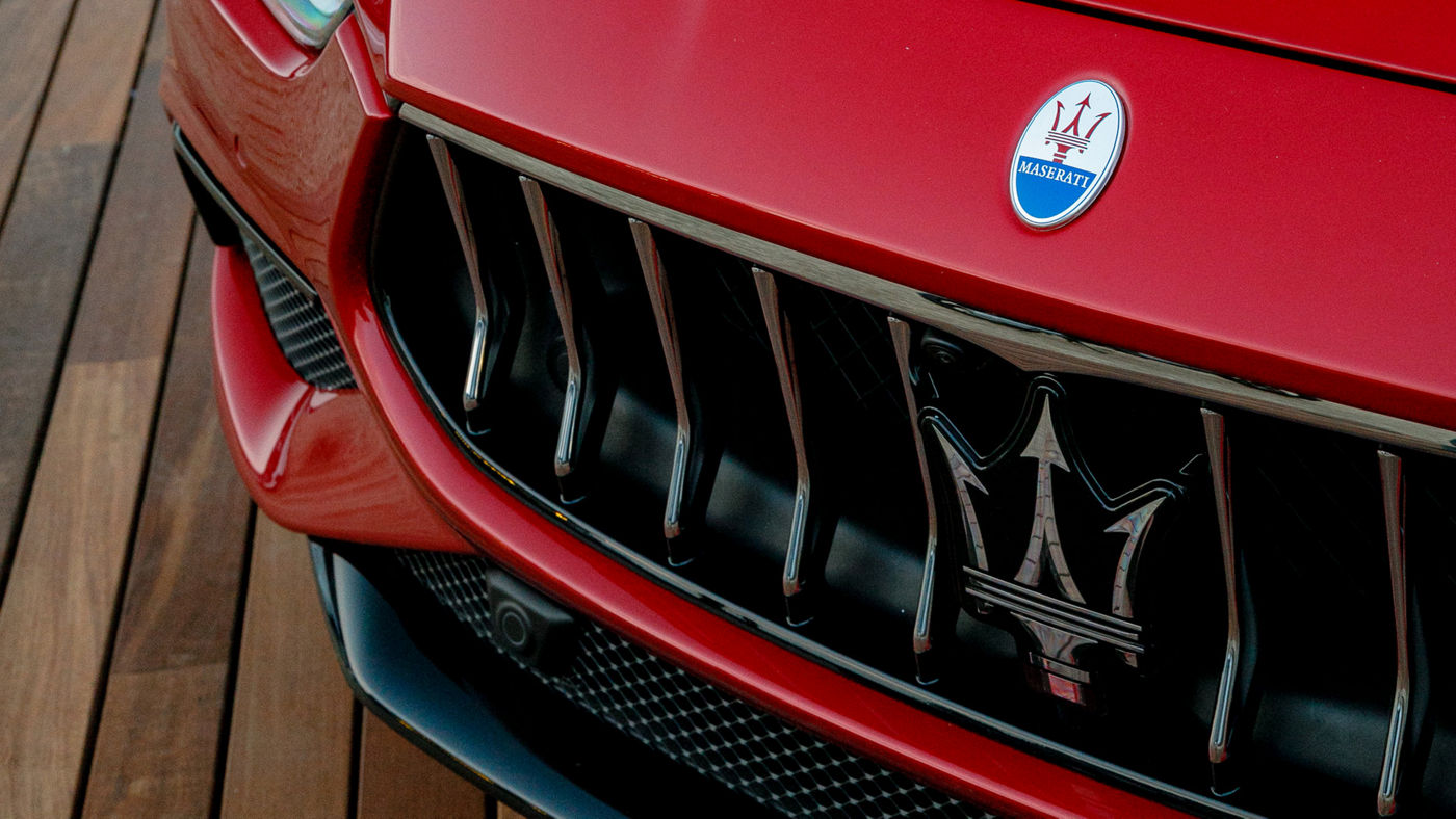 Griglia anteriore Ghibli rossa con Tridente Maserati