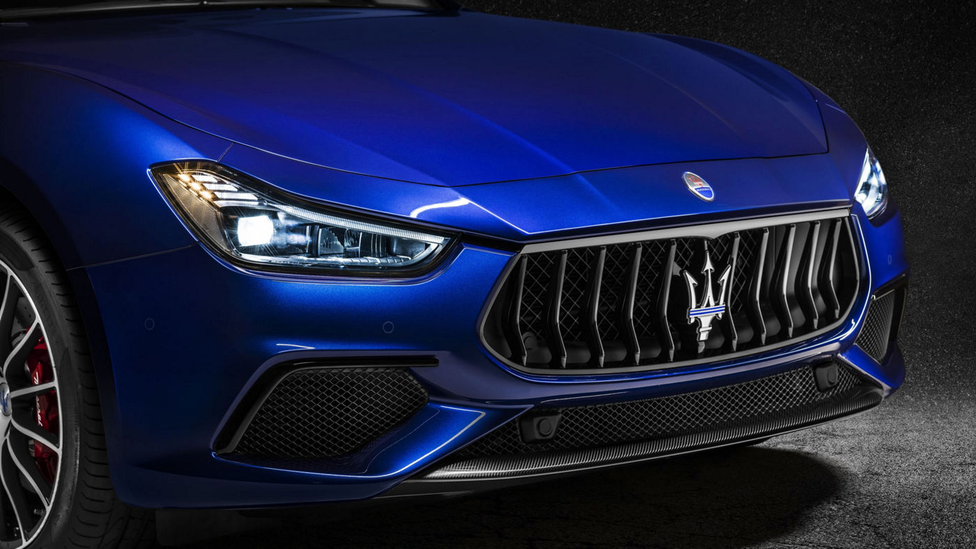 Ghibli Accessories - Exterior carbon detailed packages - Front grille with Maserati Logo