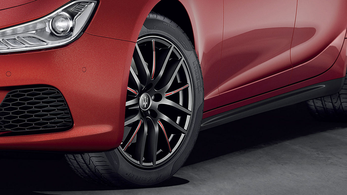 Maserati Ghibli tyres and rims, red and black