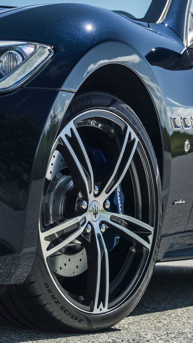 Maserati GranCabrio accessories for rims, blue brake caliper