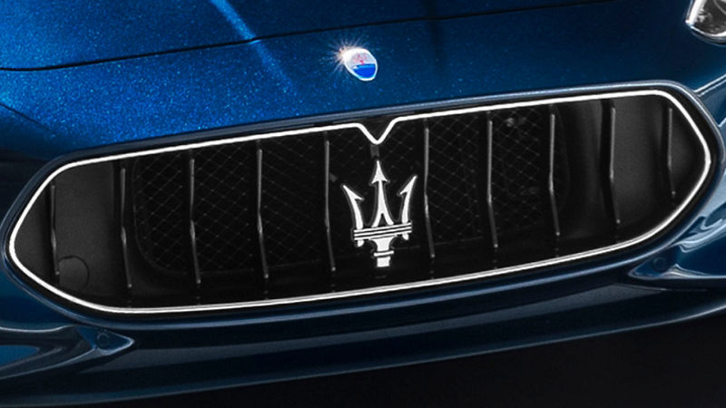 Maserati GranCabrio Original-Zubehör: Kühlergrill und Maserati Dreizack Logo
