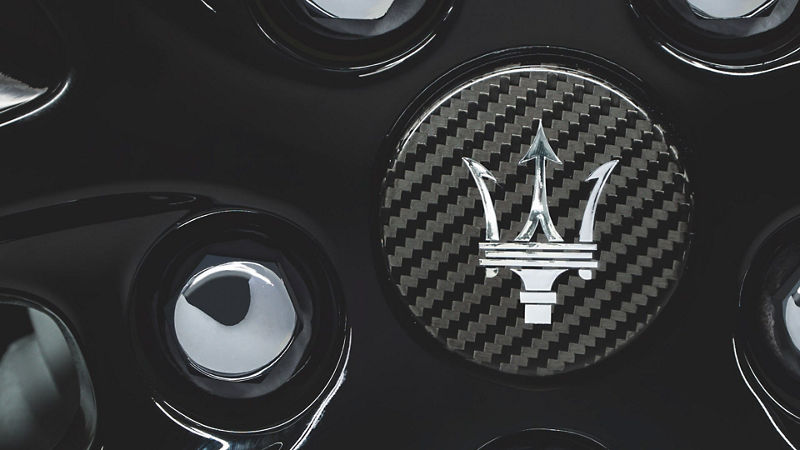 GranTurismo Accessories - Carbon centre wheel cap - Detail of Maserati trident logo