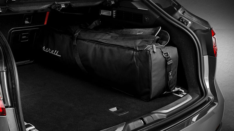Maserati Conveniences: Load solutions - Ski and snowboard bag compartment