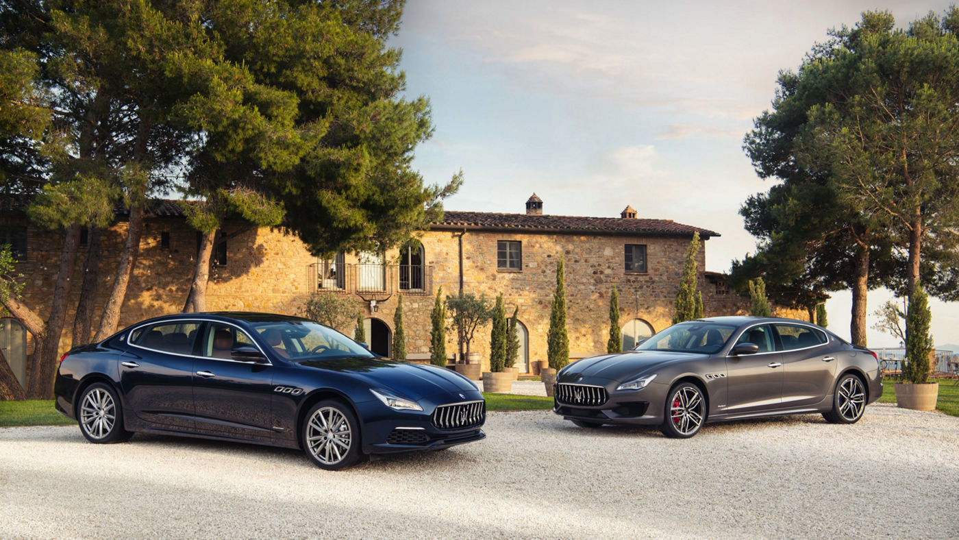 Maserati Quattroporte S en GTS geparkeerd voor een Italiaanse villa