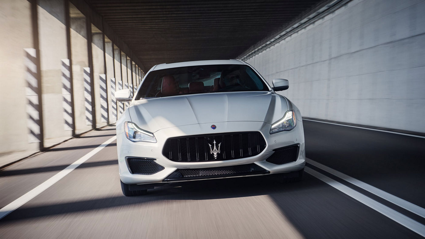 Maserati Quattroporte in Weiß - Frontansicht