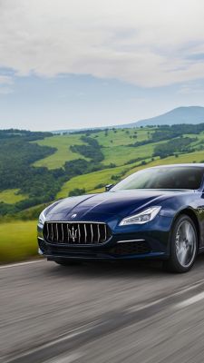 Maserati Quattroporte in Blau - Grüne Landschaft im Hintergrund