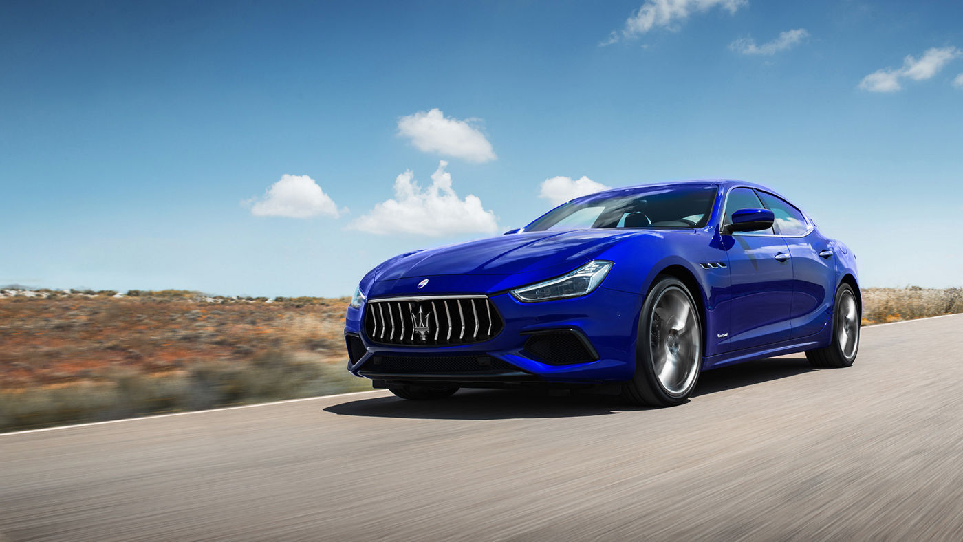 Blauer Maserati Ghibli an einem sonnigen Tag