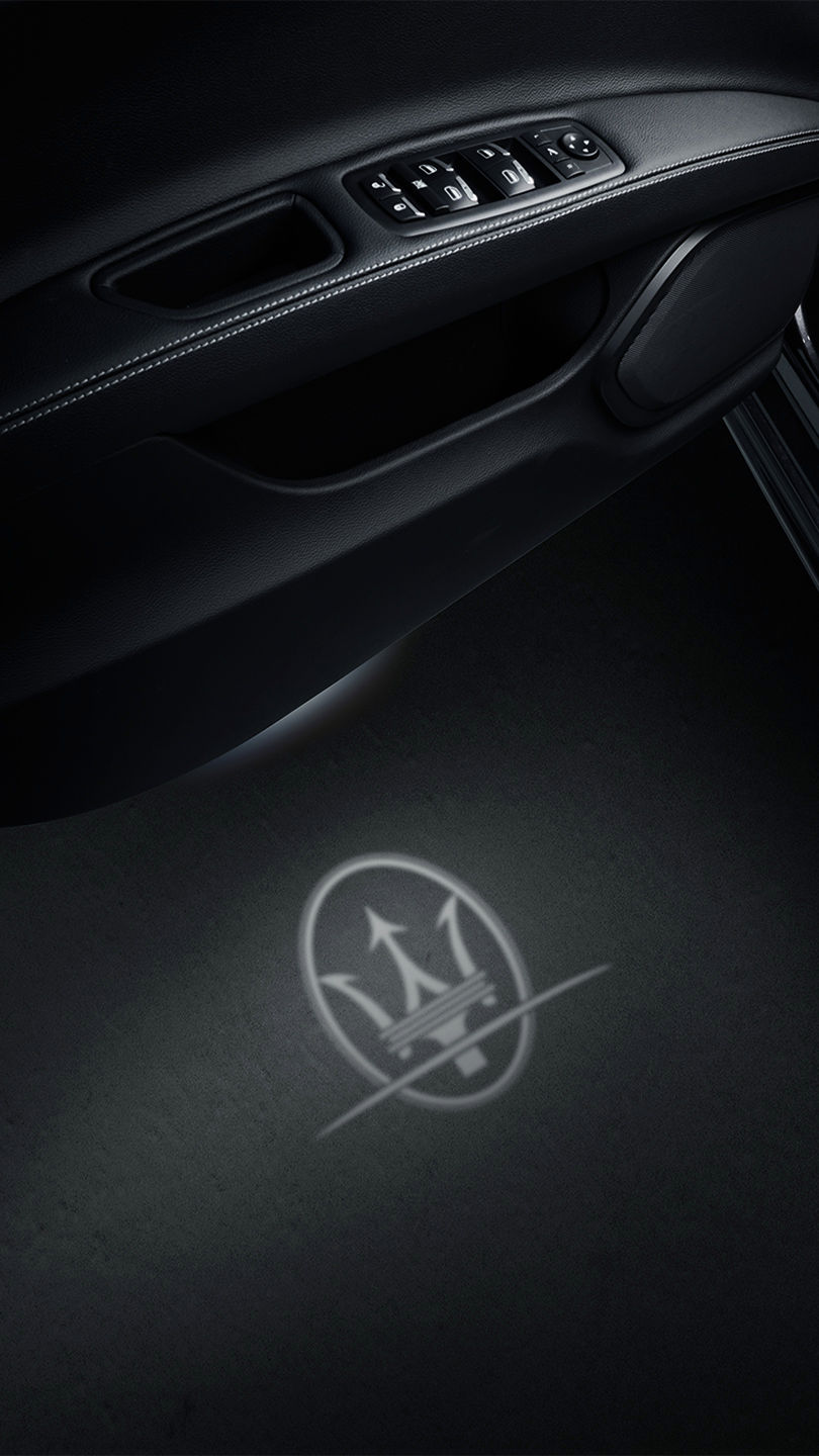Luci di cortesia di Maserati Ghibli con logo del tridente 