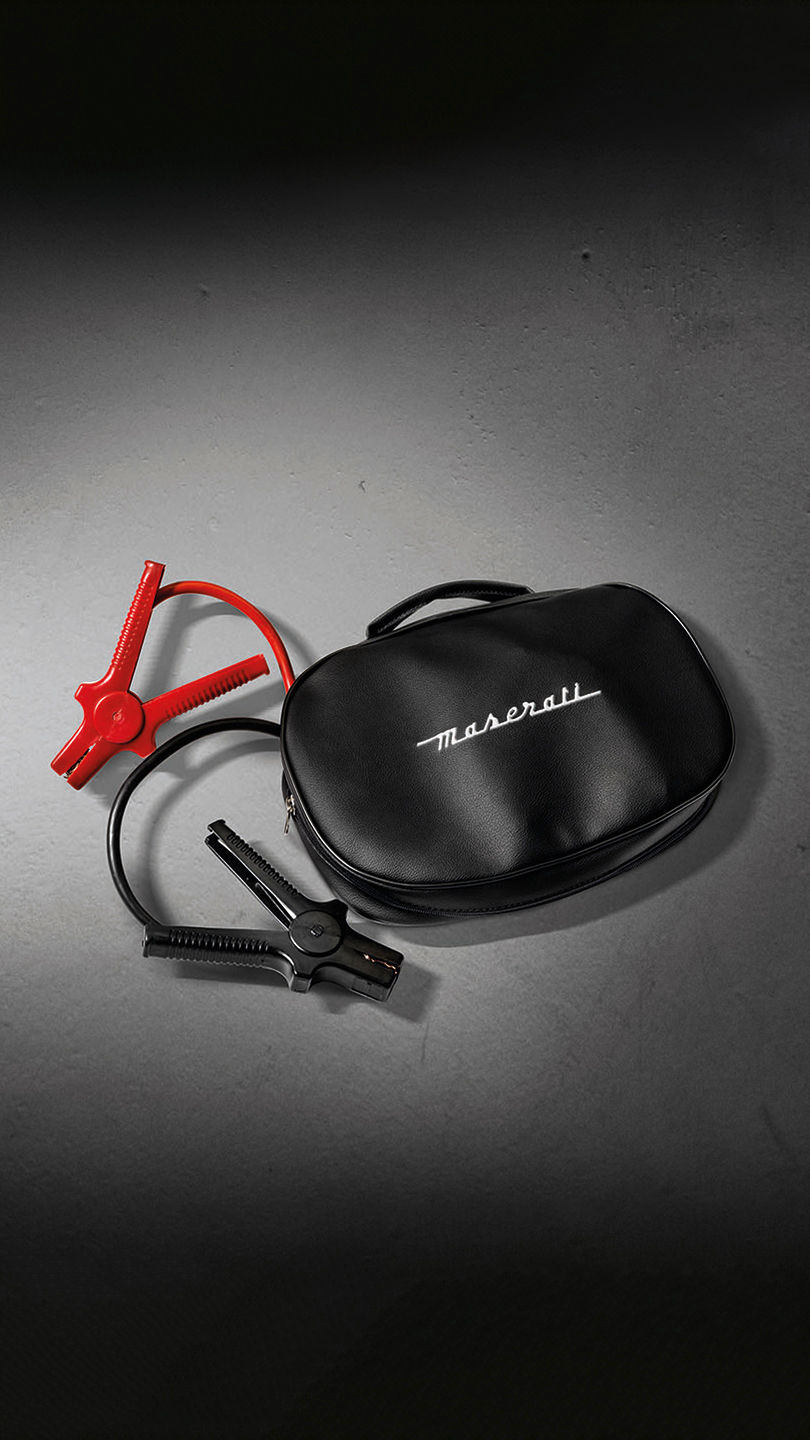 Cables and case to recharge the Maserati battery
