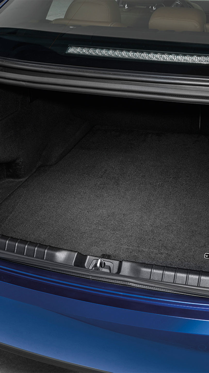 Reversible luggage mat of blue Maserati Ghibli