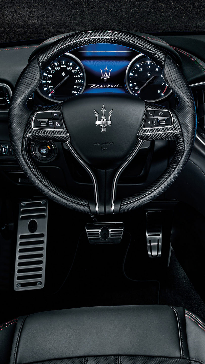 Pedali e volante di Maserati Ghibli