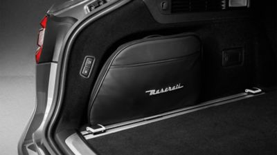 Kit de emergencia dentro del maletero del Maserati Levante