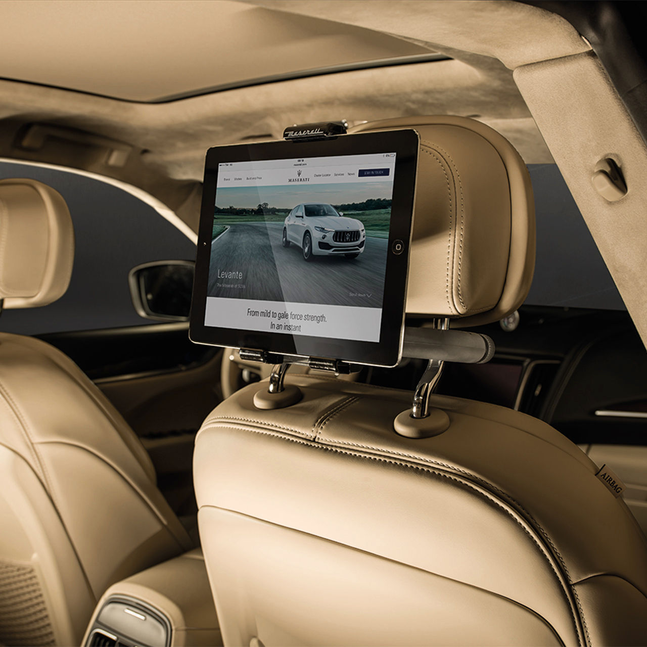 Soporte de tableta universal dentro de Maserati Levante