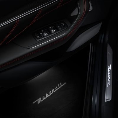 https://maserati.scene7.com/is/image/maserati/maserati/international/ownership/update-2021/levante-accessories/square/Luci-di-cortesia-Maserati_esecutivo_LV.jpg?$1400x2000$&fit=constrain