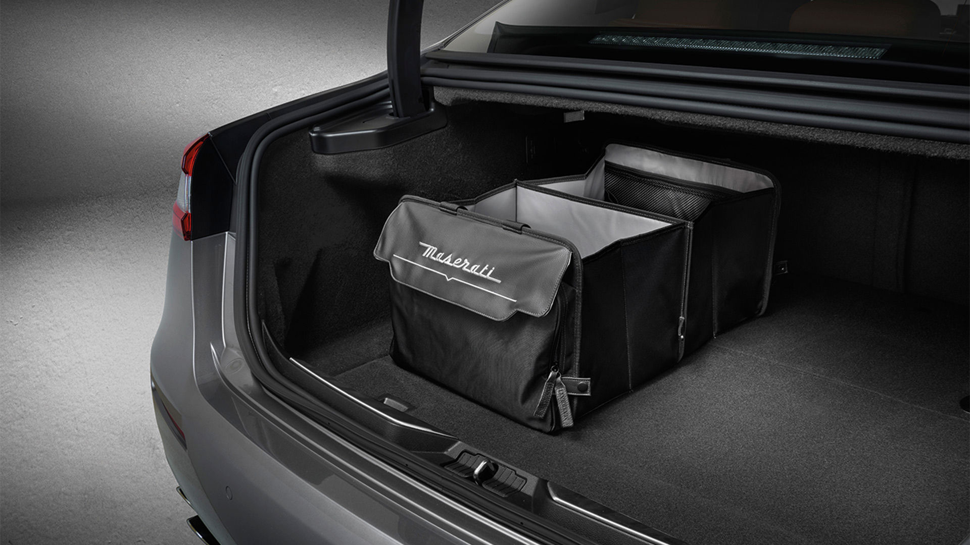 Luggage compartment foldable box of Maserati Quattroporte
