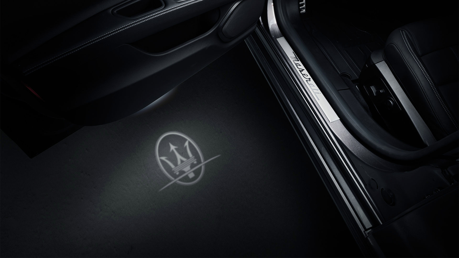 Luci di cortesia di Maserati Quattroporte Modena con logo del tridente 