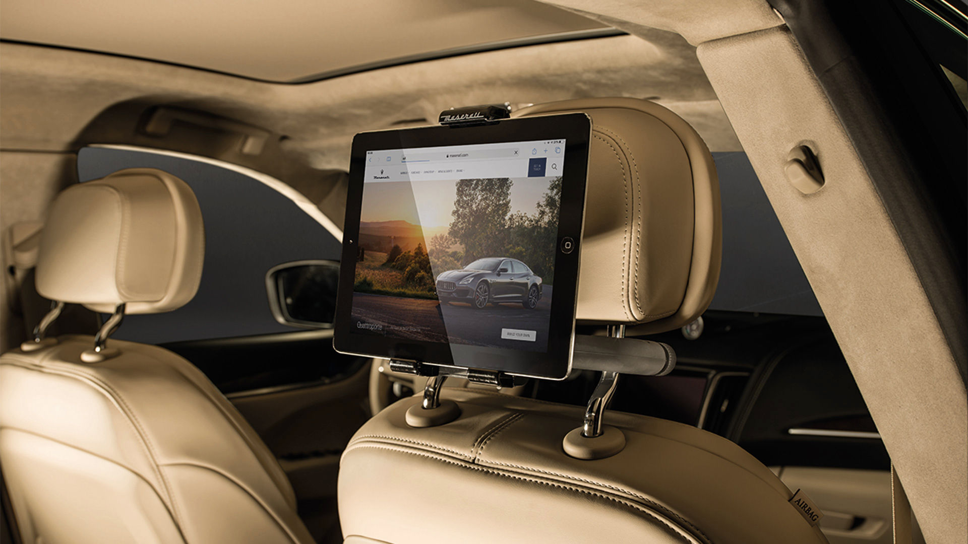 Support for tablets and tablets inside the Maserati Quattroporte