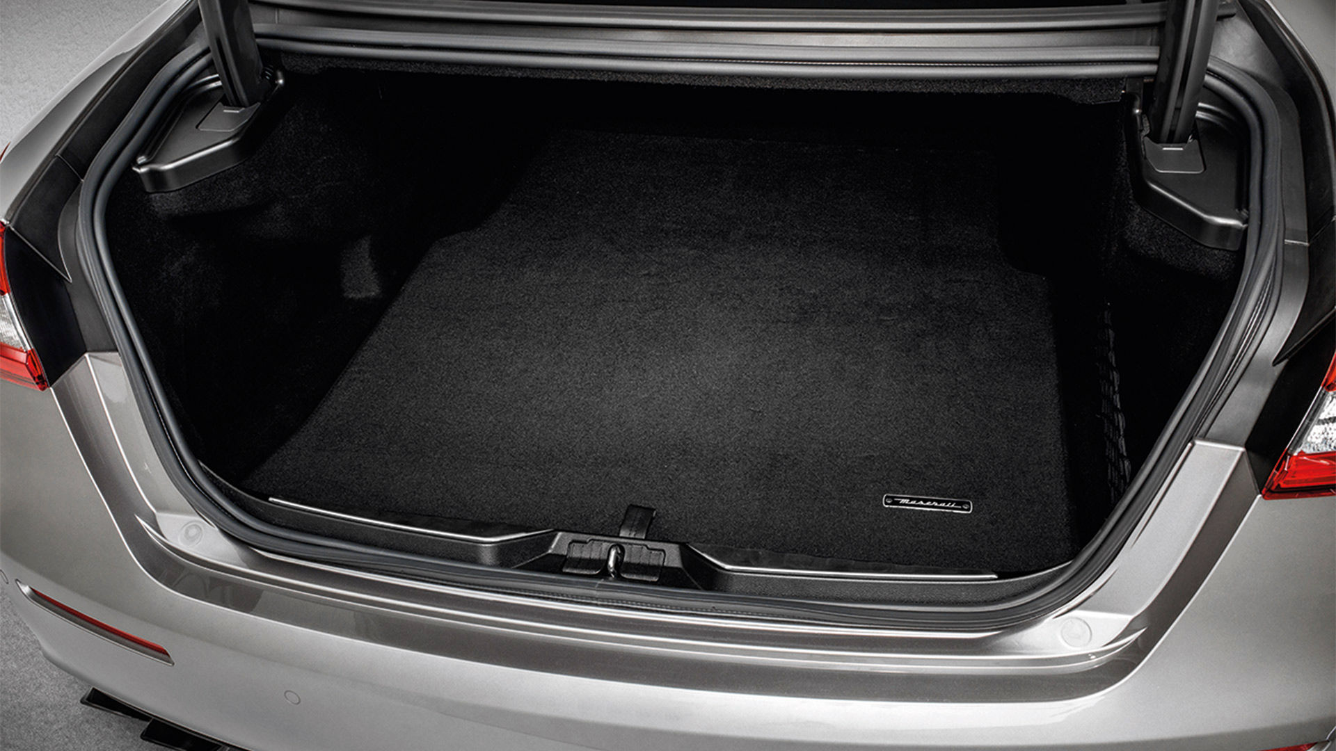 Reversible luggage mat of blue Maserati Quattroporte