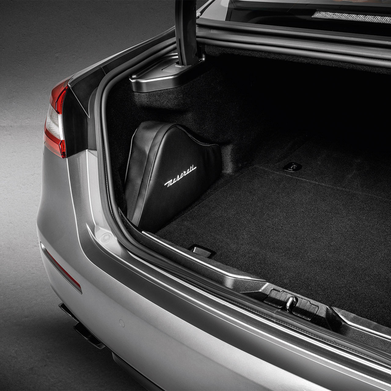 Emergency kit inside the trunk of Maserati Quattroporte
