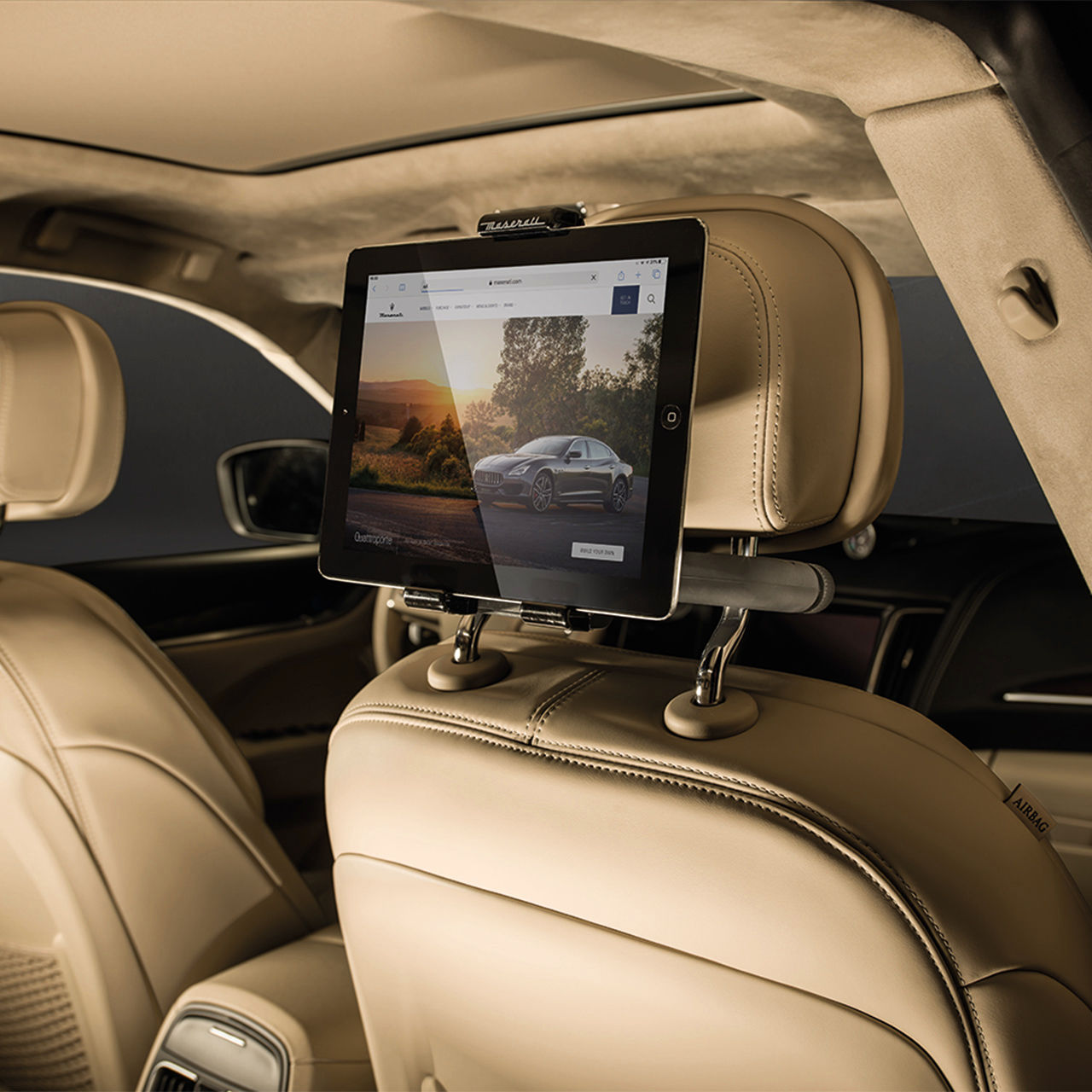 Soporte de tableta universal dentro de Maserati Quattroporte