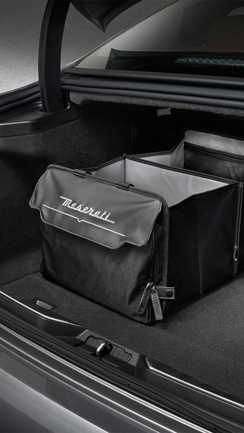Organizador de maletero plegable dentro del Maserati Quattroporte