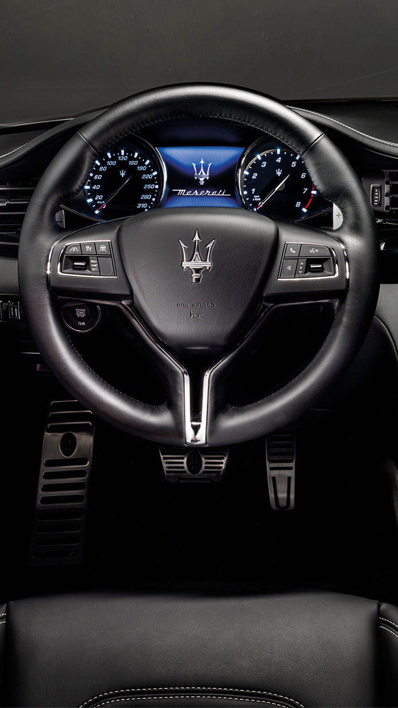 Volante y pedales de Maserati Quattroporte