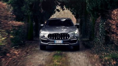 SUV Maserati Levante en un bosque