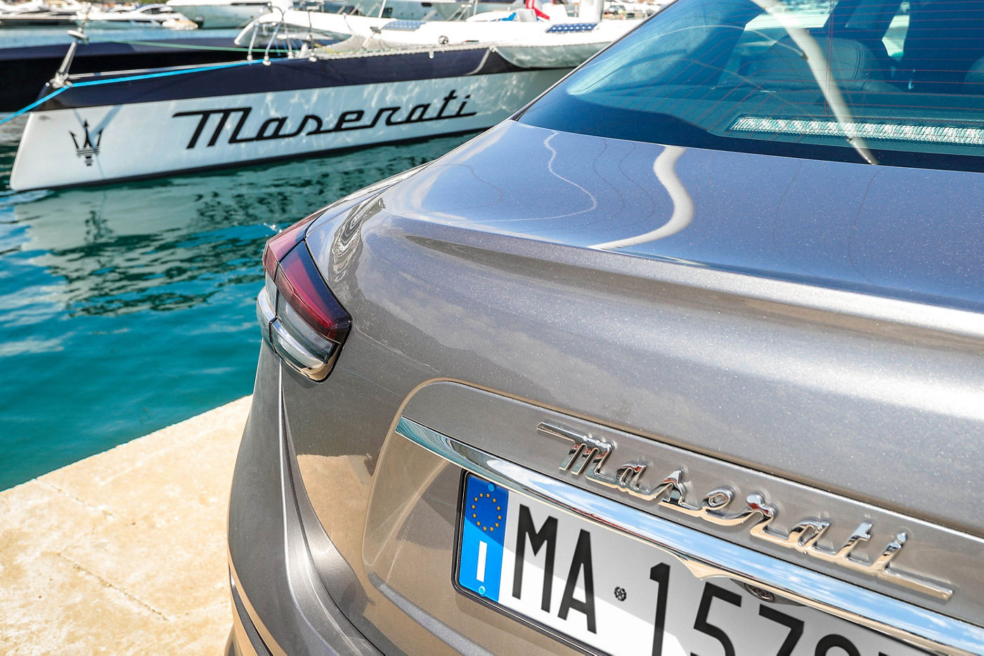 Detalle del sedán Maserati Ghibli cerca del agua