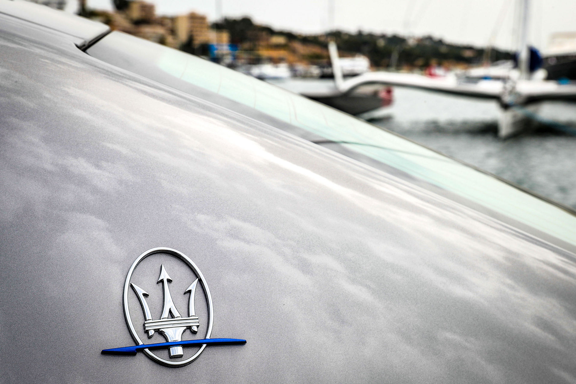 Emblema de Maserati sobre un velero