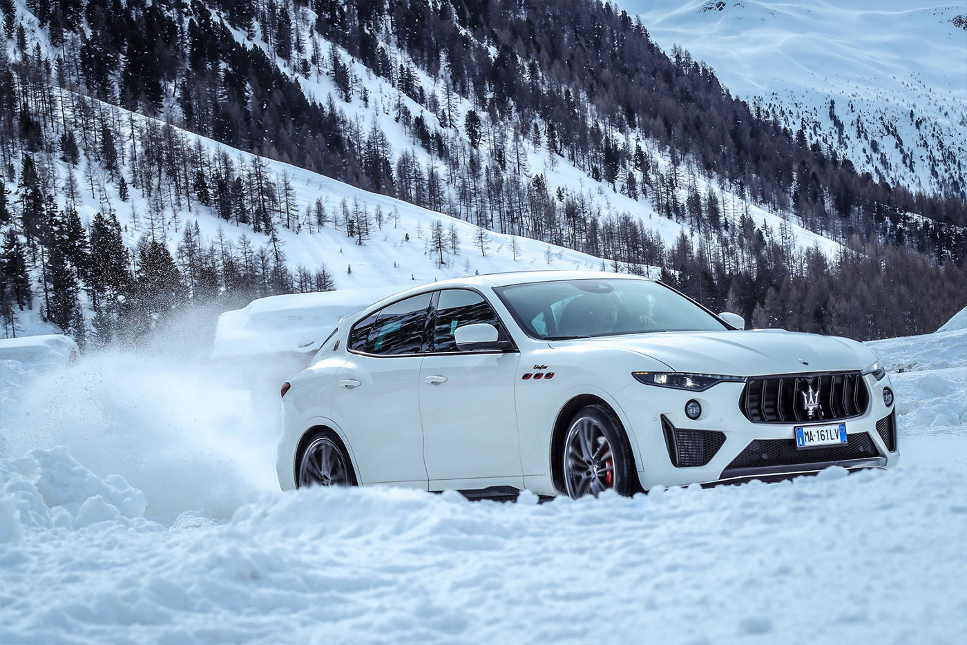 Maserati Levante fährt einen schneebedeckten Berg hoch - Der Klang der Leidenschaft