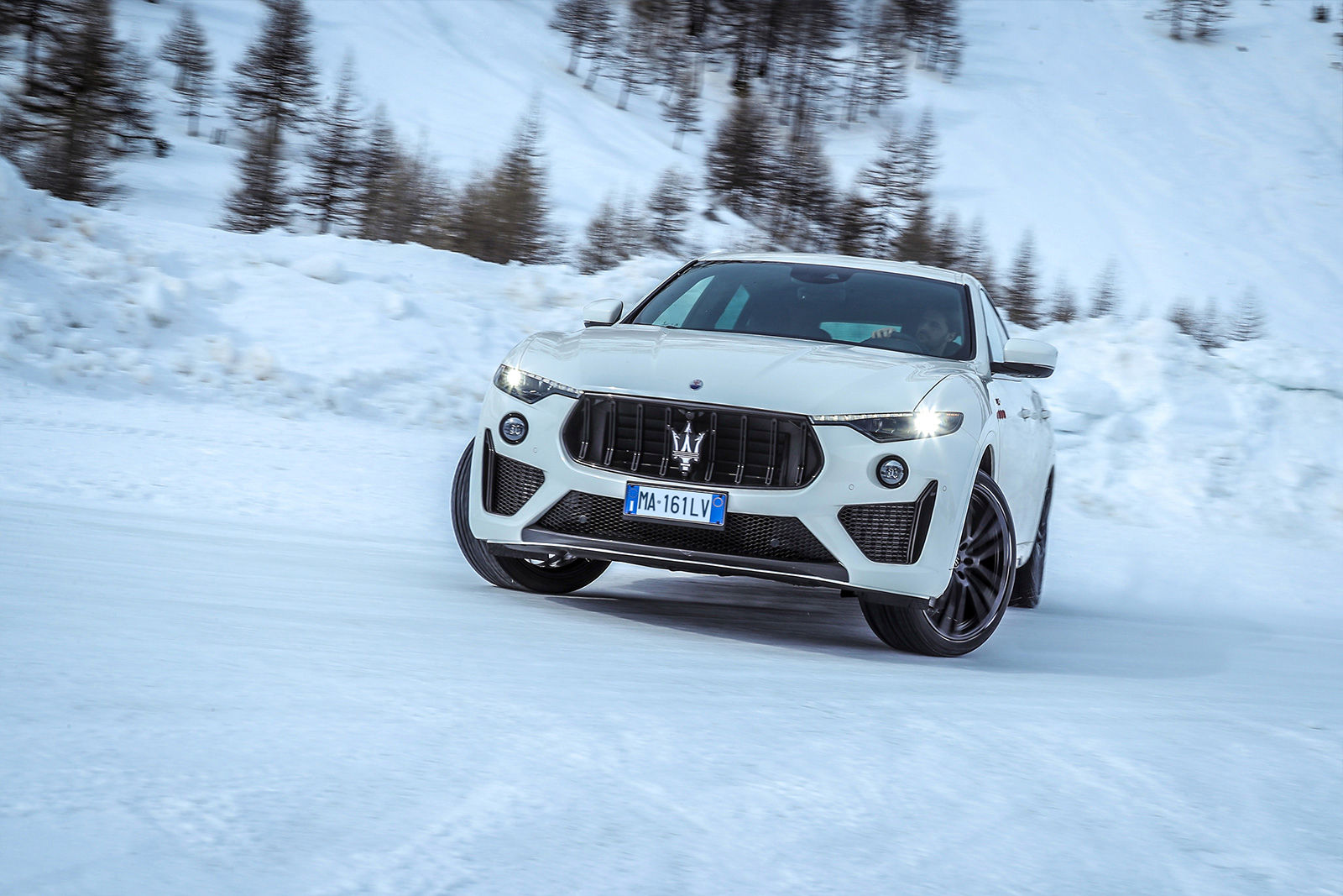 Maserati Levante sobre la nieve