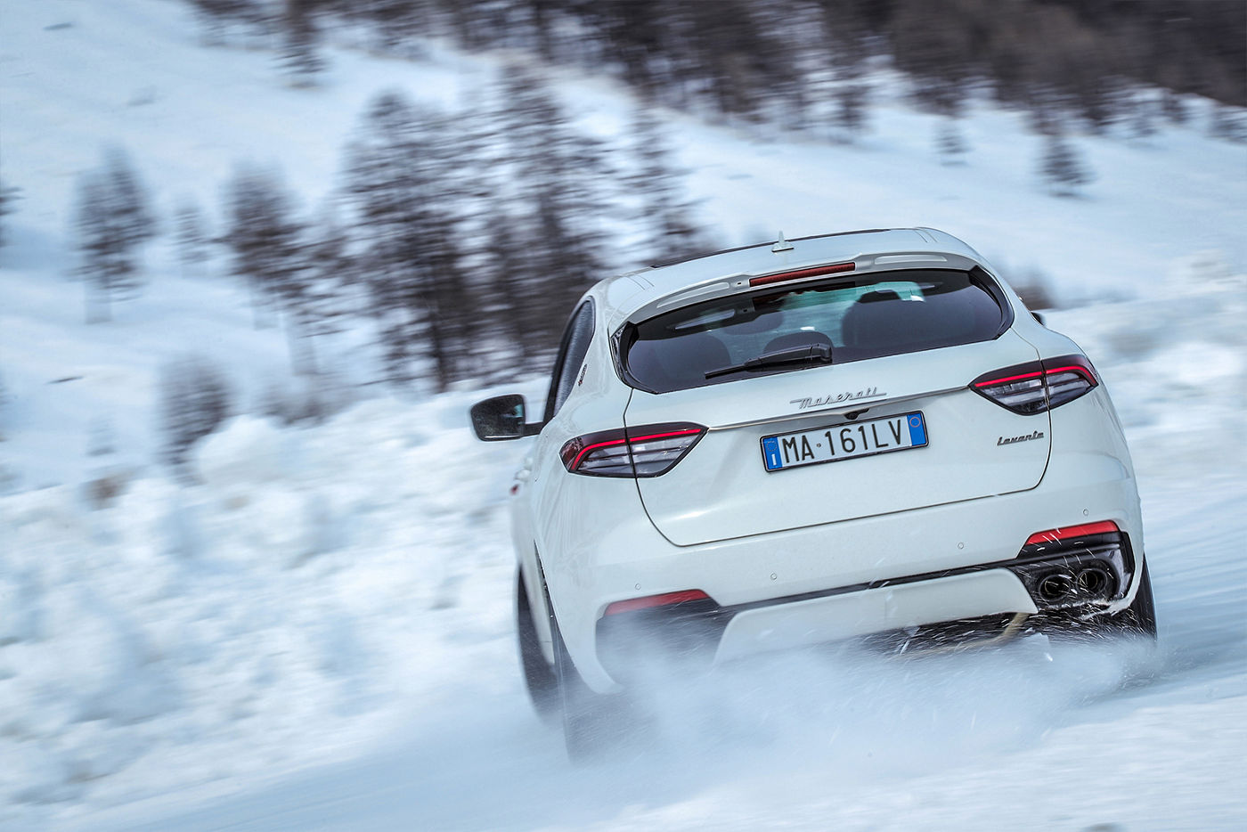 Maserati Levante fährt auf dem Schnee - Rückansicht