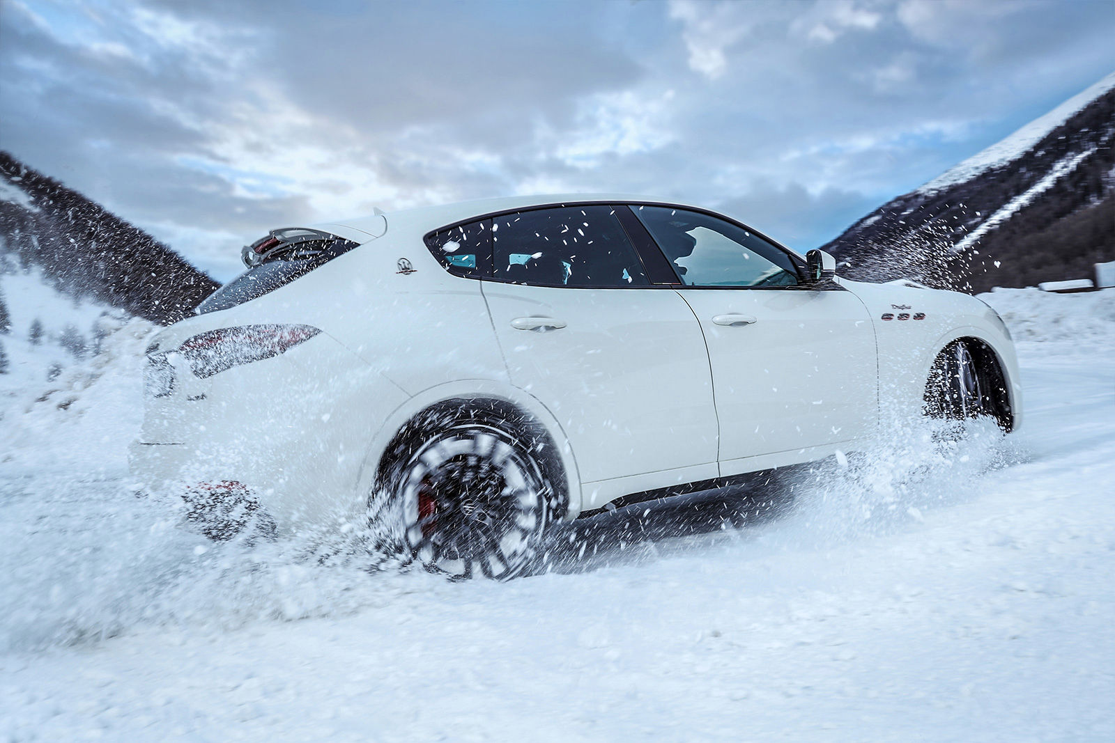 Maserati Levante fährt auf einer schneebedeckten Straße