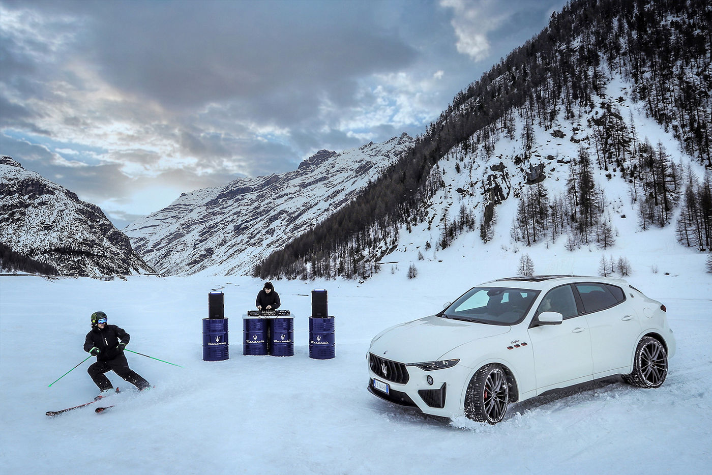 Maserati Levante sobre la nieve cerca de un esquiador