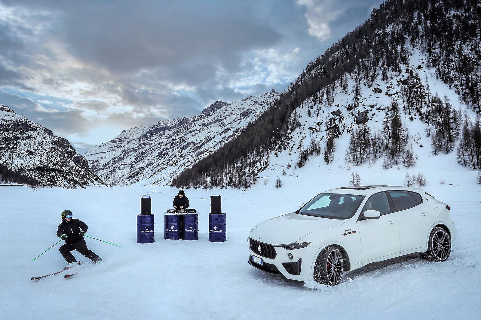Maserati Levante sobre la nieve cerca de un esquiador