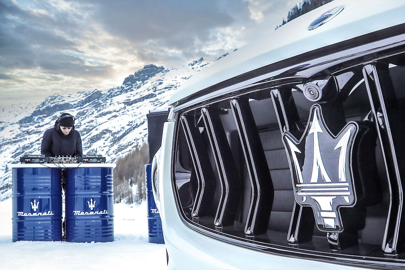 Parachoques del SUV Maserati Levante sobre la nieve