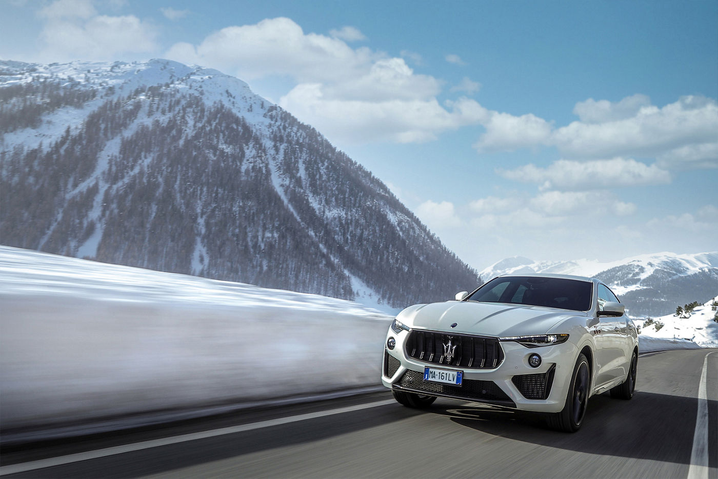 Maserati Levante cerca de montaña cubierta de nieve