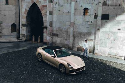 maserati-meccanica-lirica-grancabrio-in-the-city-side-view-desktop