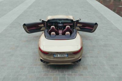 maserati-meccanica-lirica-grancabrio-open-doors-desktop