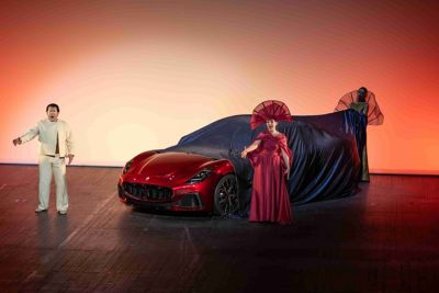 maserati-meccanica-lirica-returns-to-modena-actors-man-woman-desktop