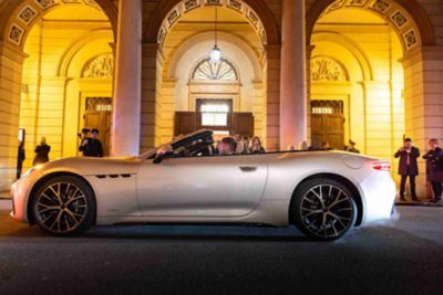 maserati-meccanica-lirica-returns-to-modena-grancabrio-side-view-desktop