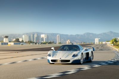 maserati-mc12-stradale-fron-view-circuit-white-building-desktop