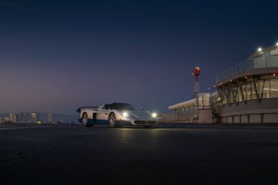 maserati-mc12-stradale-side-view-building-circuit-white-night-desktop